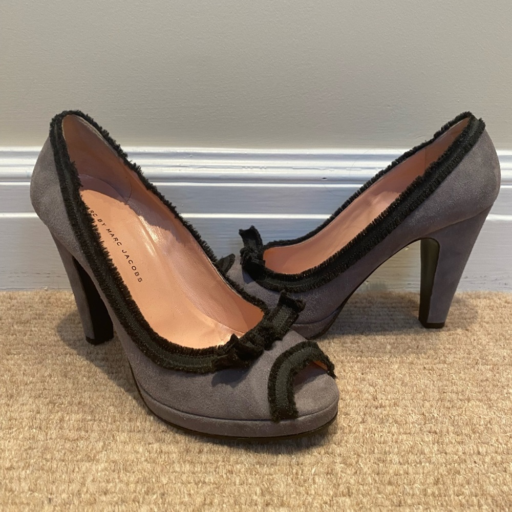 Marc by Marc Jacobs grey suede pumps